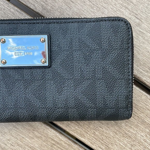 Michael Kors Mk Mono Wallet - Picture 5 of 8